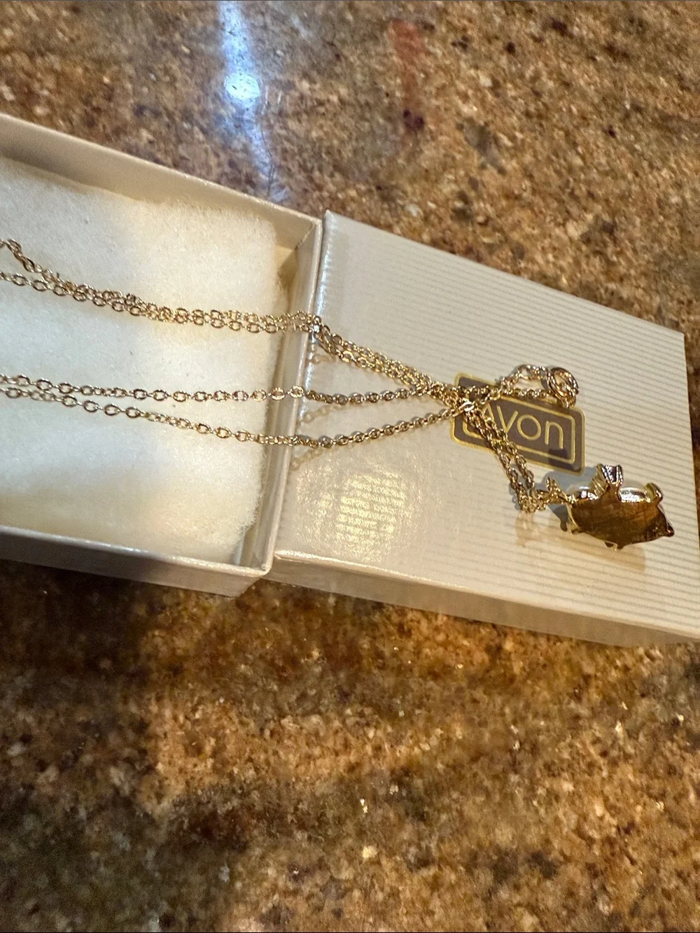 Avon Gold Tone Teardrop Pearl Pendant Necklace - Cream